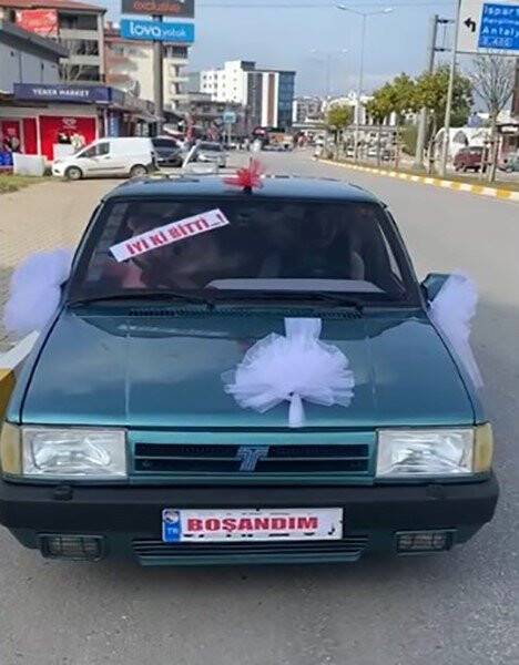 Boşandıktan sonra aracını gelin arabası gibi süsledi