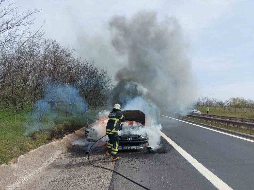 Tamirden çıkan otomobil otoyolda küle döndü