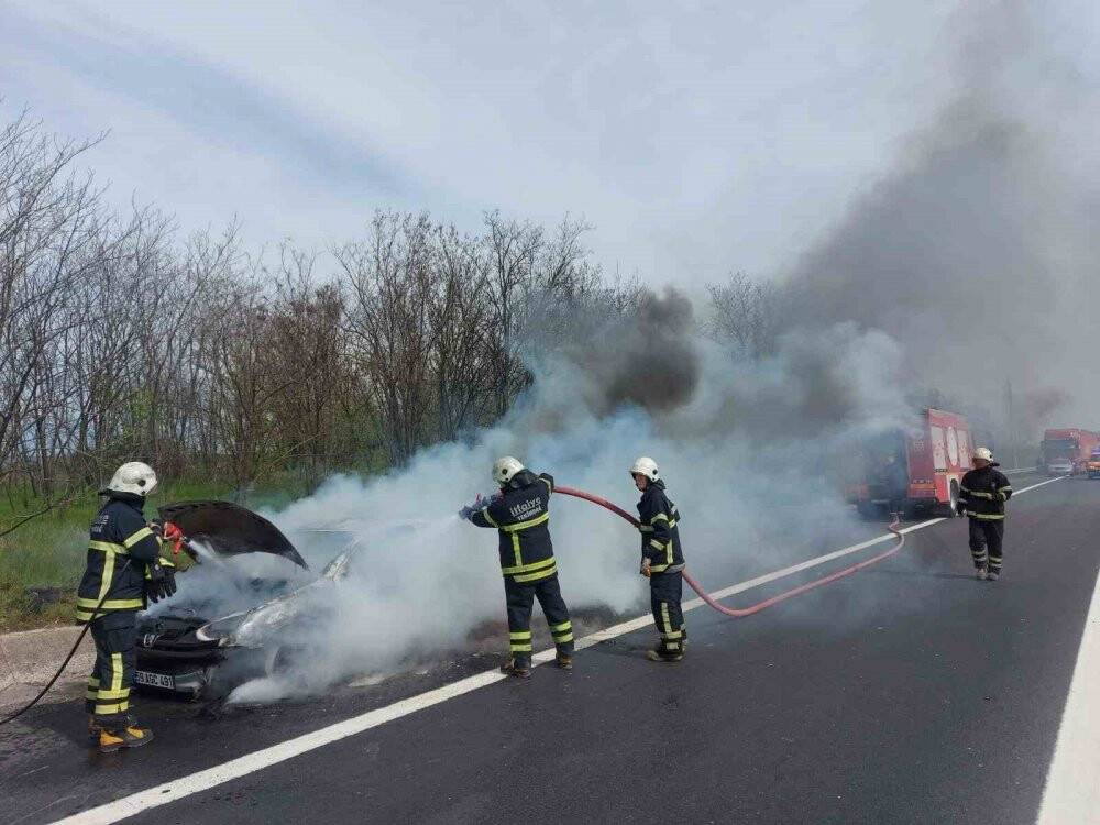 Tamirden çıkan otomobil otoyolda küle döndü