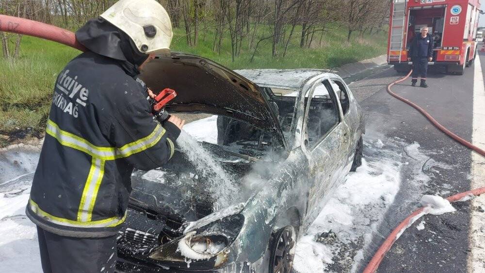 Tamirden çıkan otomobil otoyolda küle döndü