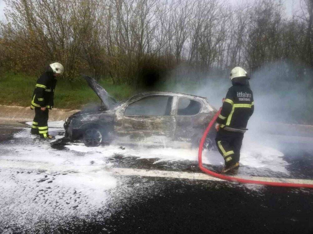 Tamirden çıkan otomobil otoyolda küle döndü