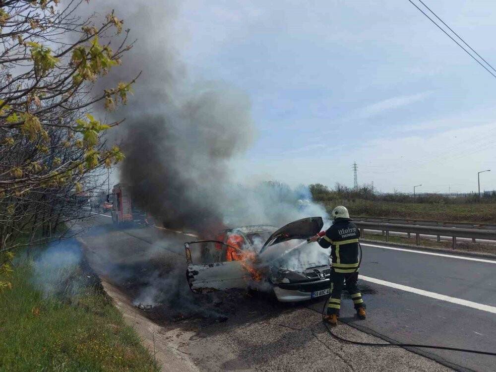 Tamirden çıkan otomobil otoyolda küle döndü