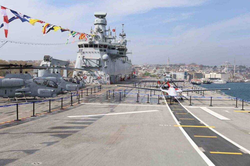 TCG Anadolu gemisi, ziyaretçi akınına uğradı