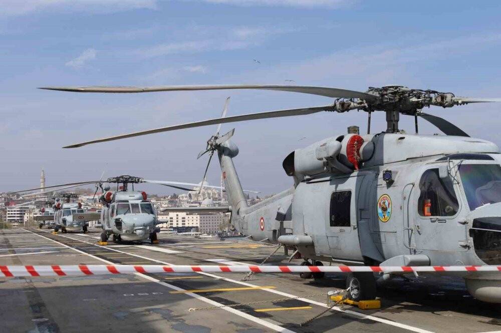 TCG Anadolu gemisi, ziyaretçi akınına uğradı