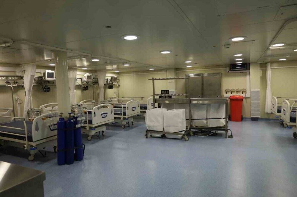 TCG Anadolu gemisi, ziyaretçi akınına uğradı