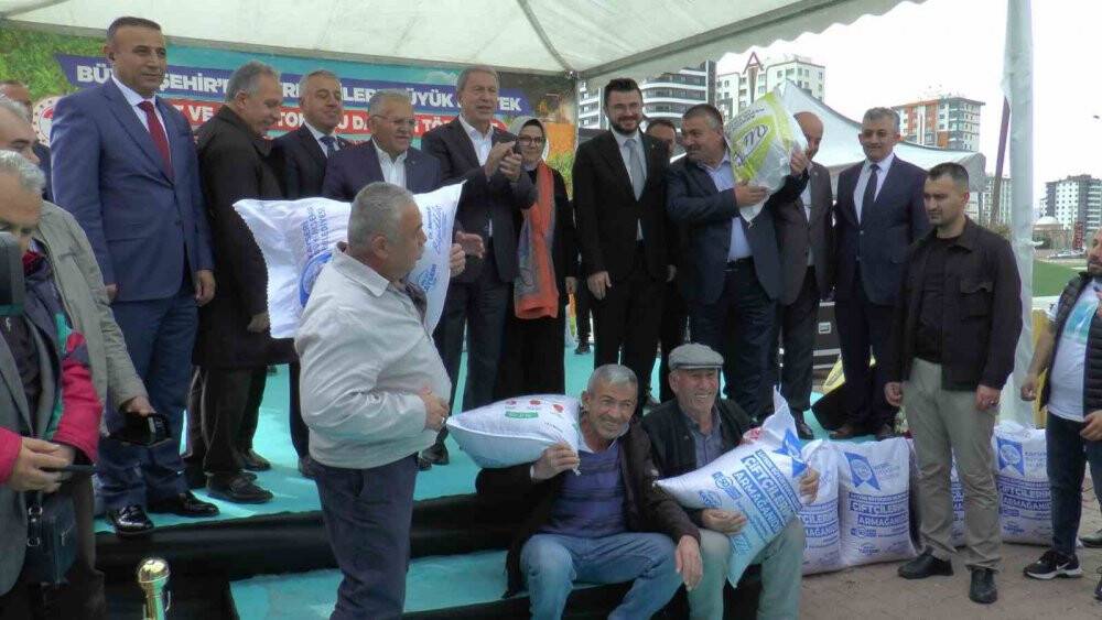 Bakan Akar: "Teröristlerle herkes arasında mesafe bırakmalıdır"