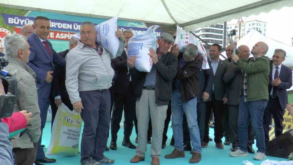 Bakan Akar: "Teröristlerle herkes arasında mesafe bırakmalıdır"