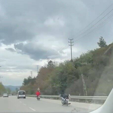 Canını hiçe saydı, motosikletin üzerinde uzanarak seyretti