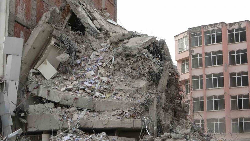 Depremde hasar almıştı, güçlükle yıkılabildi