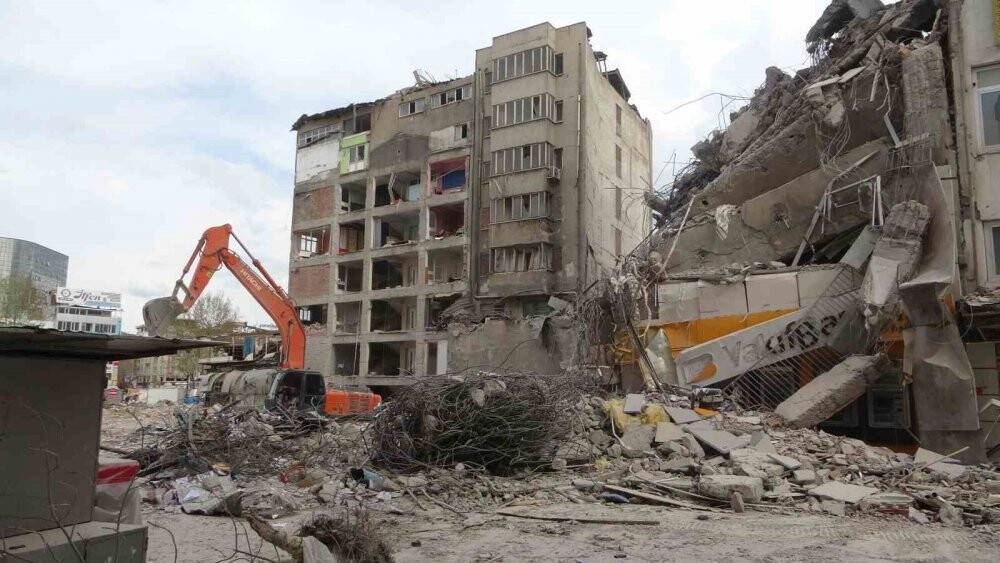 Depremde hasar almıştı, güçlükle yıkılabildi