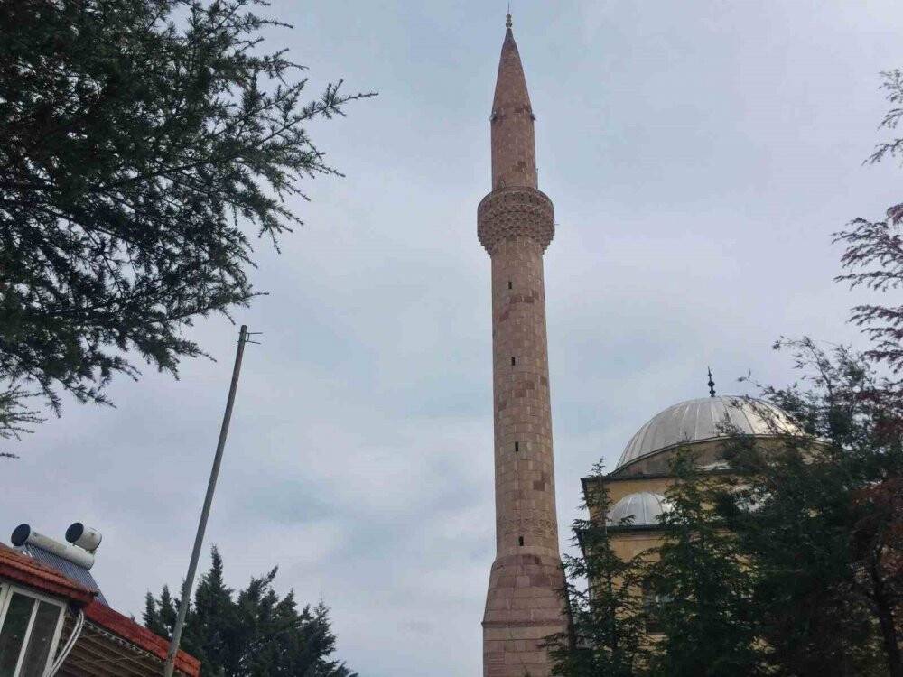 Ereğli Belediyesi depremde zarar gören minareyi onardı