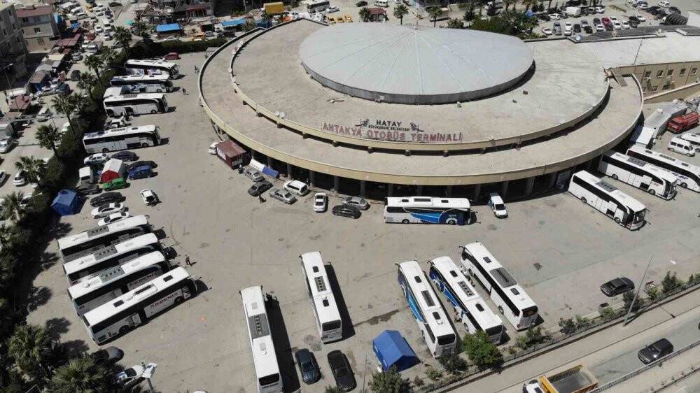 Hatay'da yıkıntıların arasında bayram yolculuğu