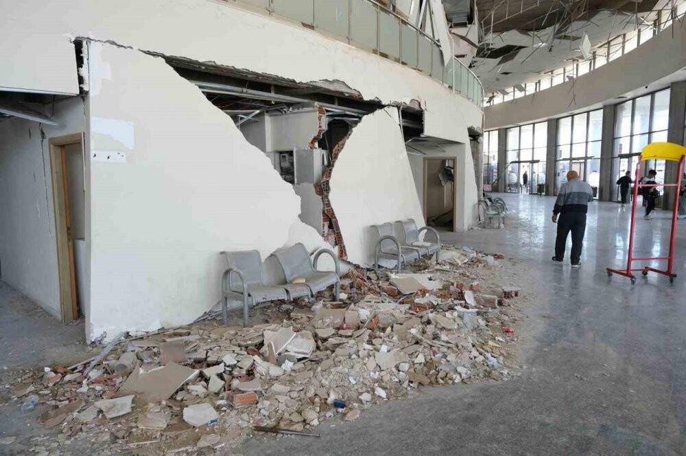 Hatay'da yıkıntıların arasında bayram yolculuğu