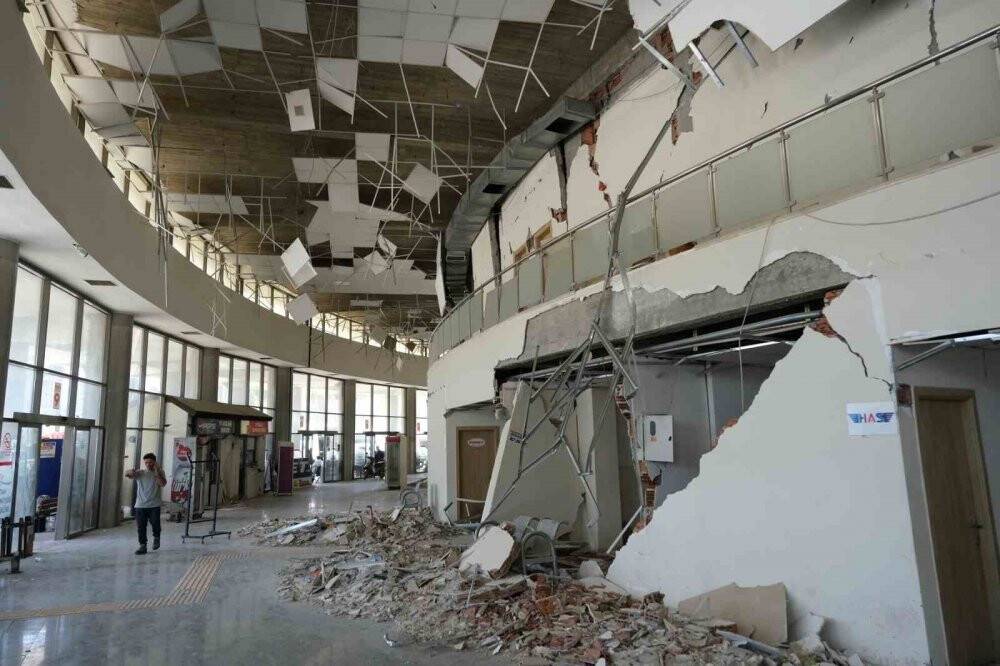 Hatay'da yıkıntıların arasında bayram yolculuğu