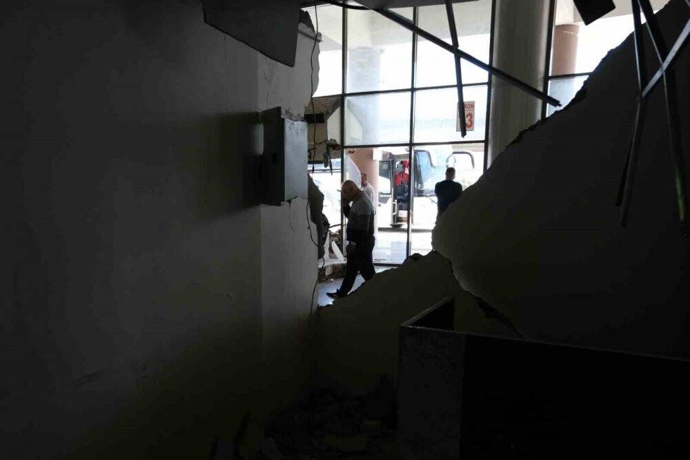 Hatay'da yıkıntıların arasında bayram yolculuğu