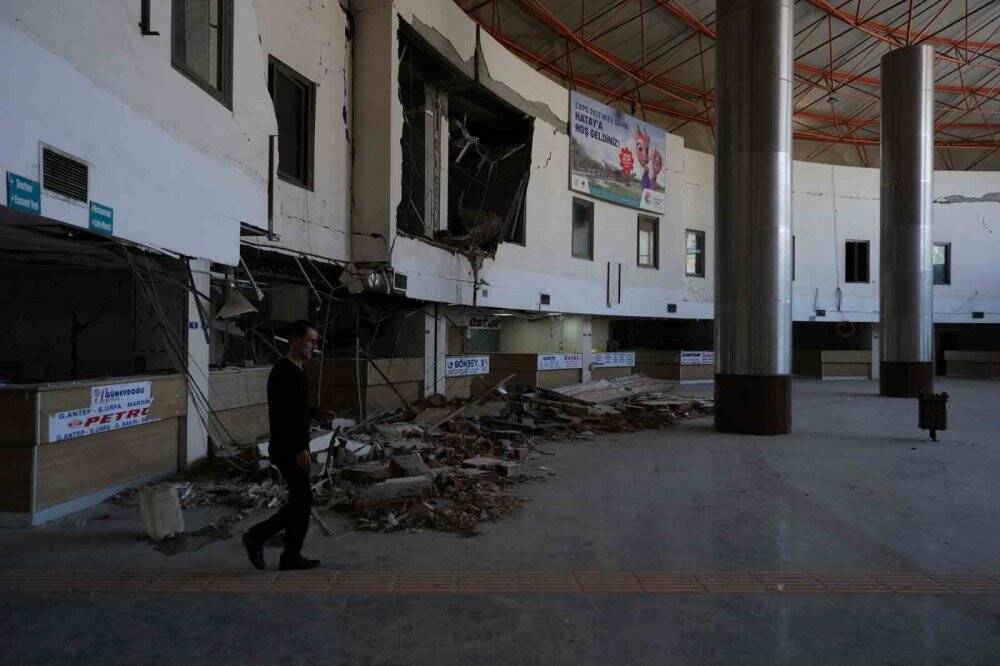 Hatay'da yıkıntıların arasında bayram yolculuğu