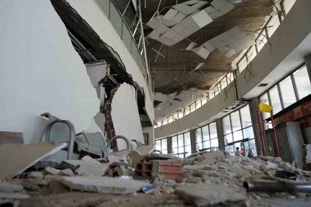 Hatay'da yıkıntıların arasında bayram yolculuğu