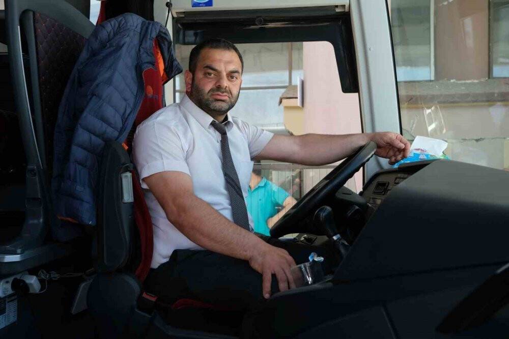 Hatay'da yıkıntıların arasında bayram yolculuğu