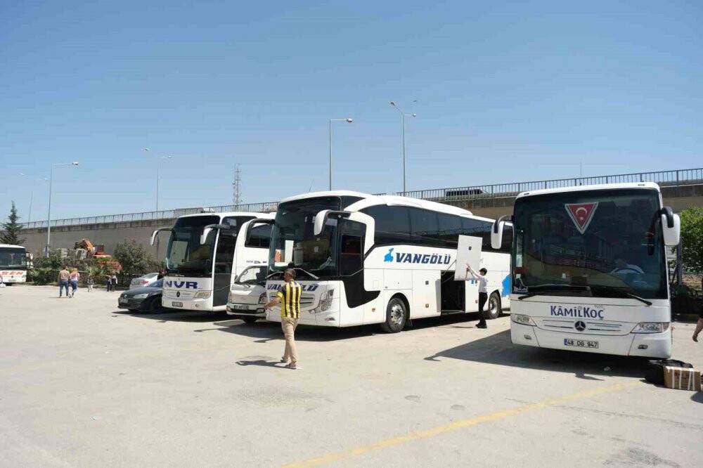 Hatay'da yıkıntıların arasında bayram yolculuğu