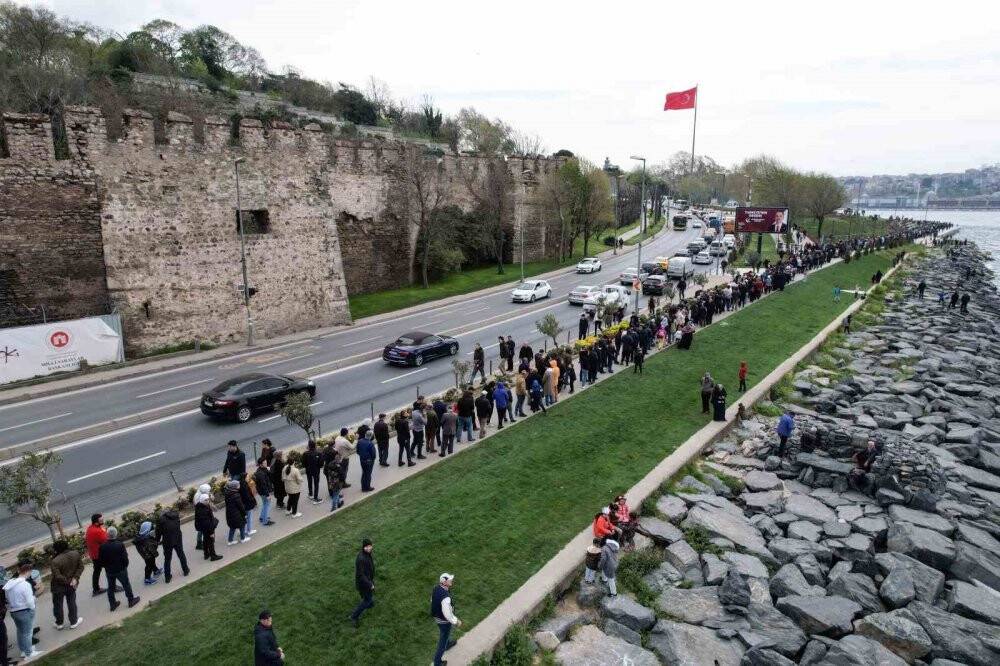 TCG Anadolu gemisini görmek isteyenler 2 km kuyruk oluşturdu