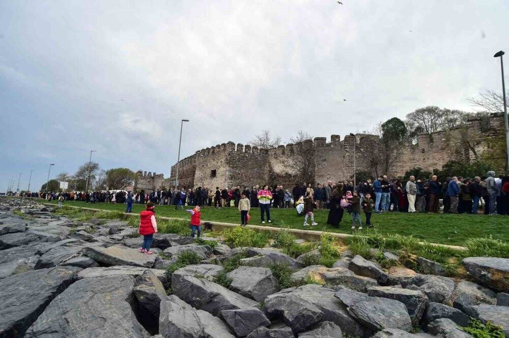 TCG Anadolu gemisini görmek isteyenler 2 km kuyruk oluşturdu