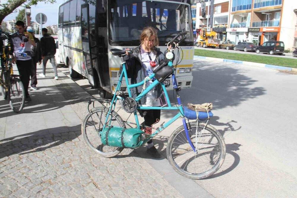 Uzun bisikletleriyle tura çıkan turistlerden Beyşehir molası