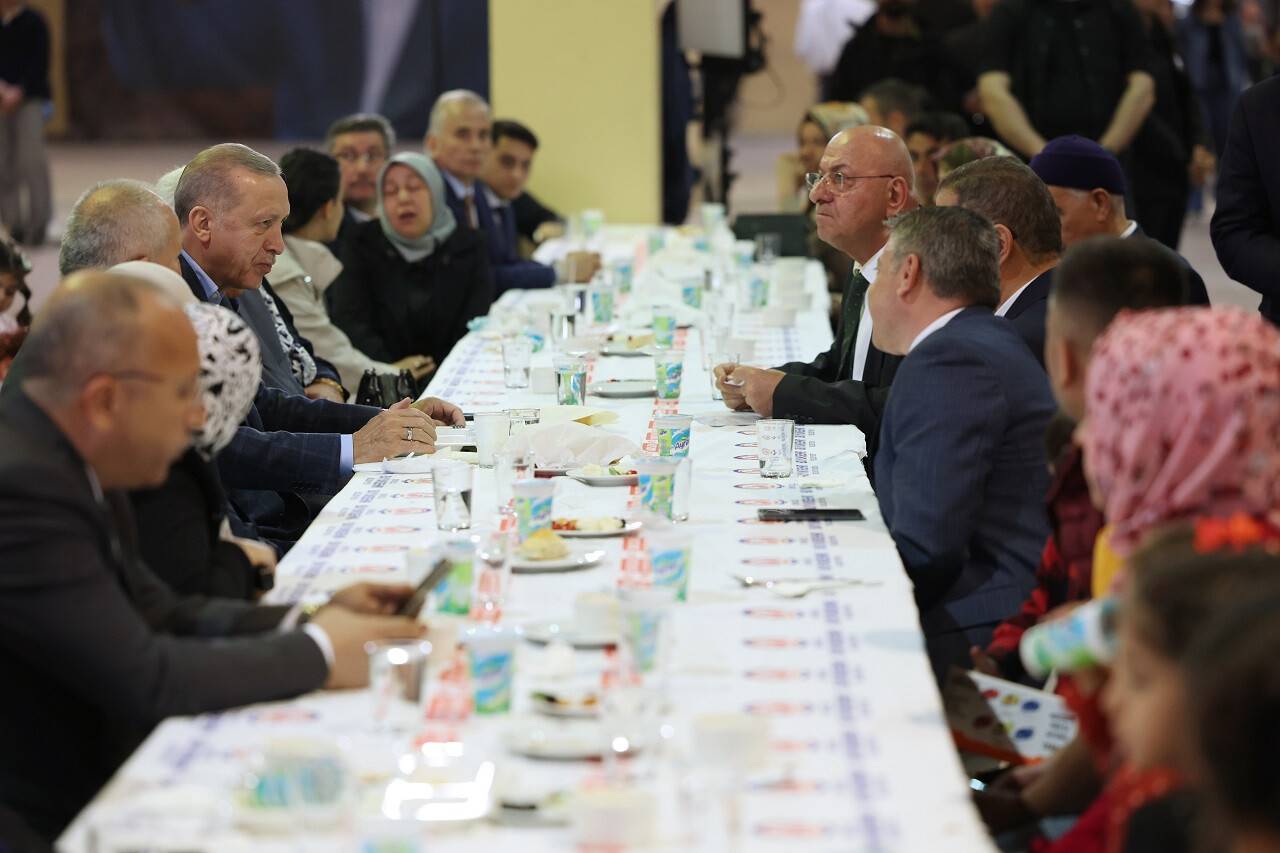 aa-20230419-30901096-30901093-cumhurbaskani-erdogan-denizlide-vatandaslarla-iftarda-bir-araya-geldi.jpg