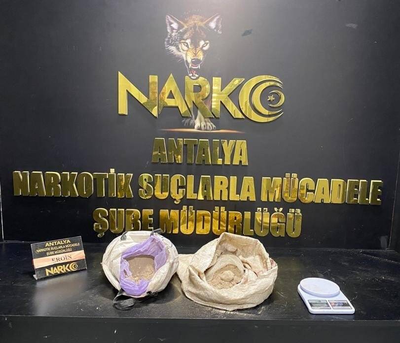 Dedektör köpek Çaki, ormanda 8 kilo uyuşturucu buldu