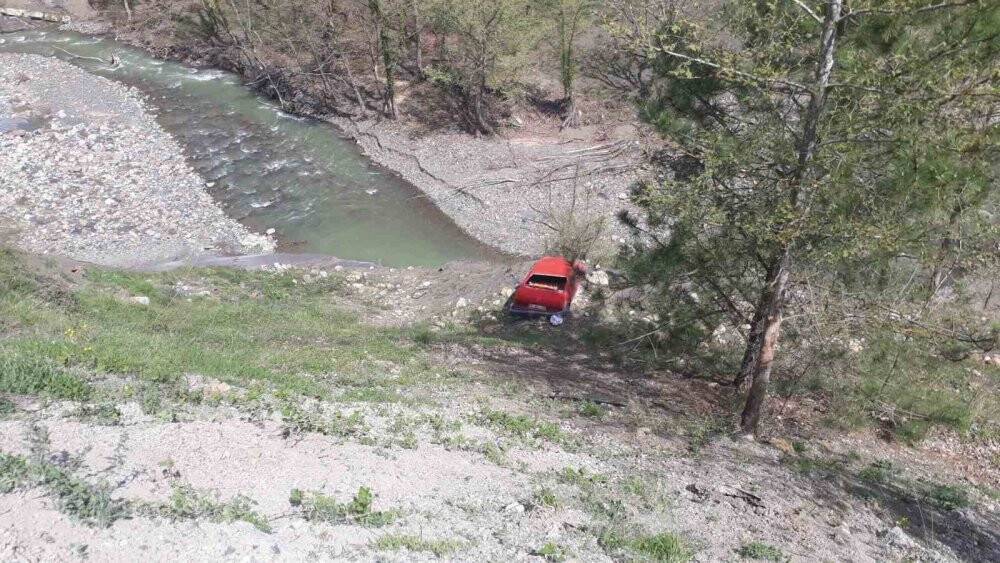 Mıcıra kapılan otomobil şarampole yuvarlandı: Yaralılar var