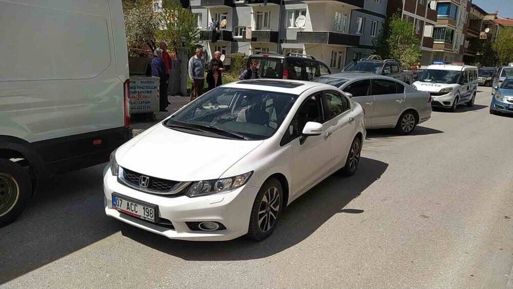 Yolun karşısına geçmeye çalışan çocuğa otomobil çarptı