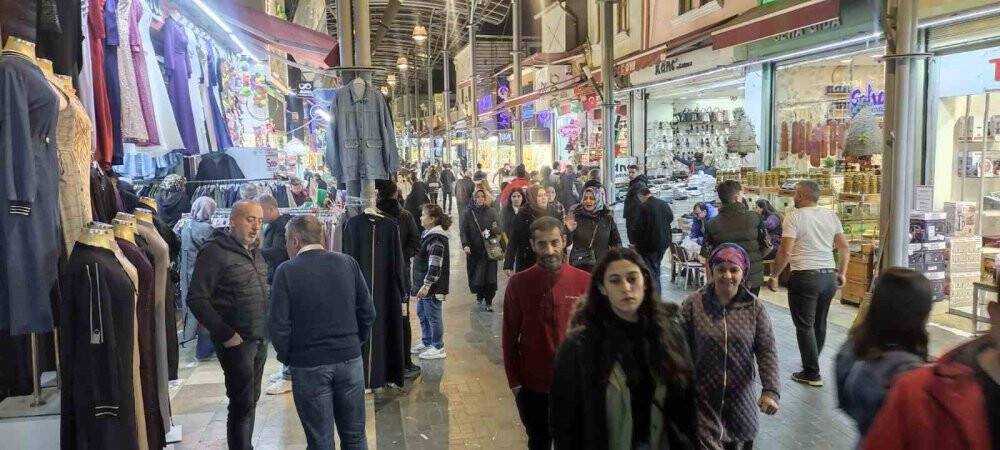 Gece karanlığına aldırış etmeden tarihi kapalı çarşıya akın etti.