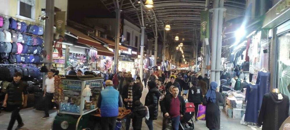 Gece karanlığına aldırış etmeden tarihi kapalı çarşıya akın etti.