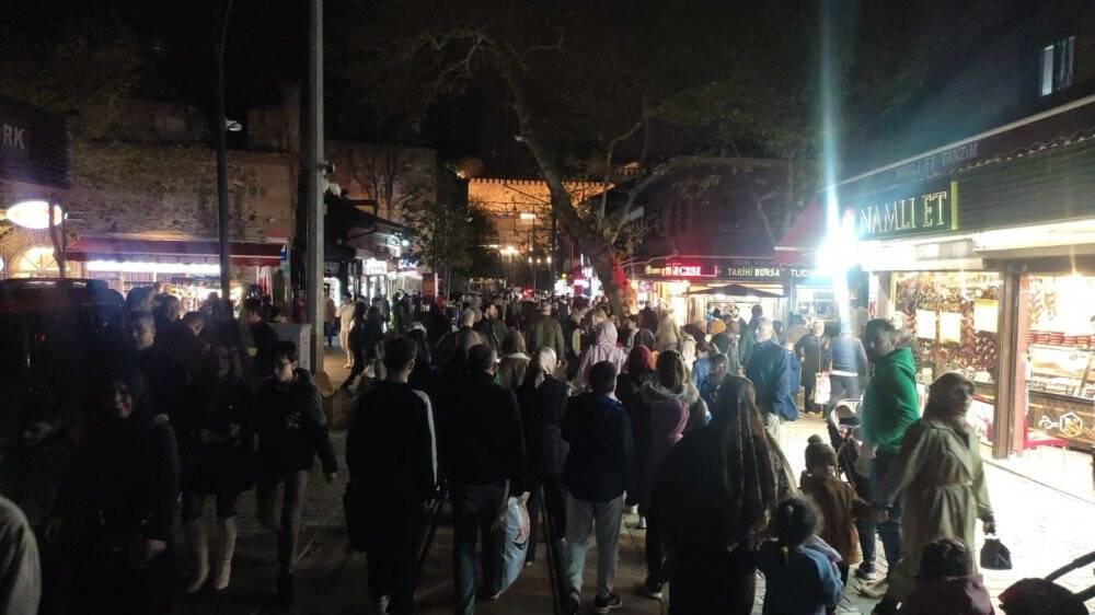 Gece karanlığına aldırış etmeden tarihi kapalı çarşıya akın etti.