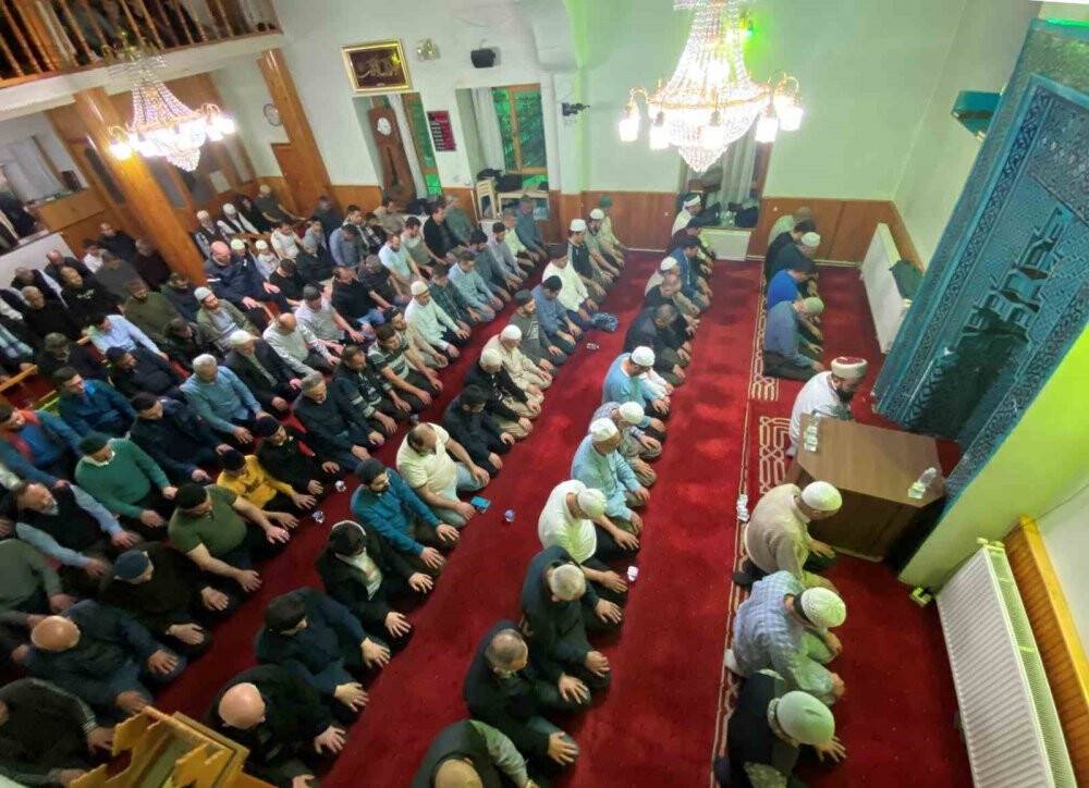 İkiz imamlar son hatimli teravih namazını kıldırdı