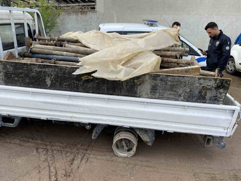 Kamyonet dolusu inşaat malzemesiyle yakalandılar