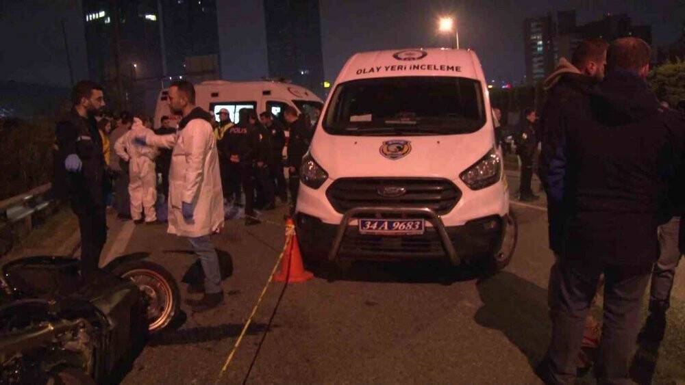 Önce bariyerler son tıra çarpan motosikletli öldü
