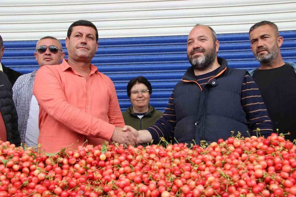 Sezonun ilk kirazı açık arttırmayla 800 TL’den satıldı