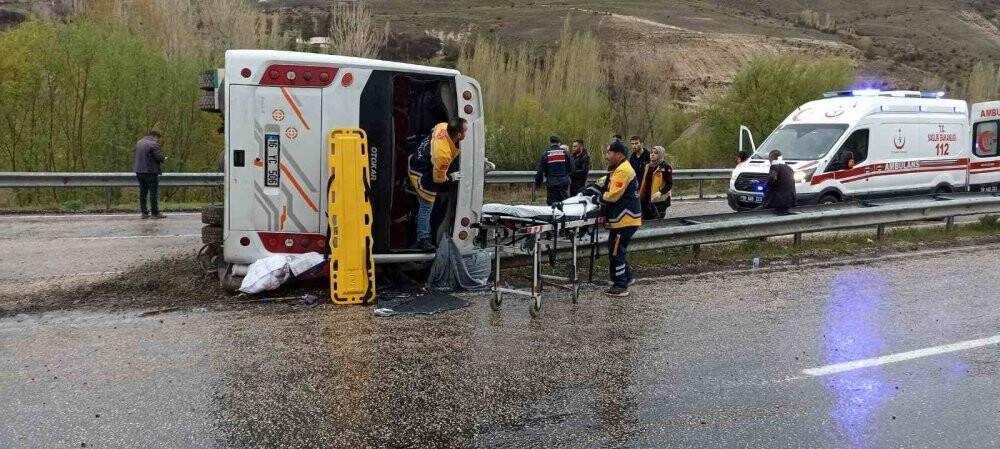 Yolcu otobüsü devrildi: 8 yaralı
