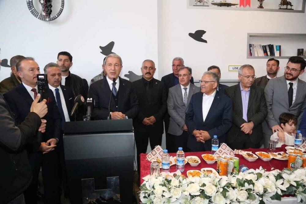 Bakan Akar: “Teröristler kan ağlıyor, bitecekler. Tek umutları seçim”