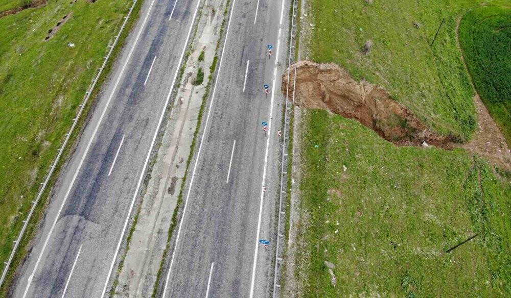 Batmada karayolunda göçük