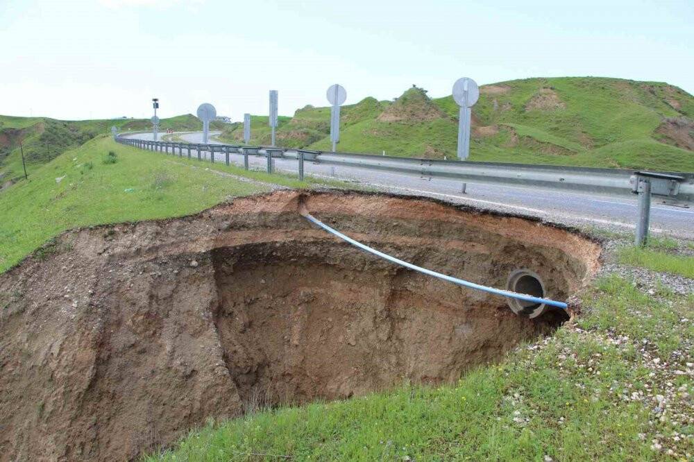 Batmada karayolunda göçük