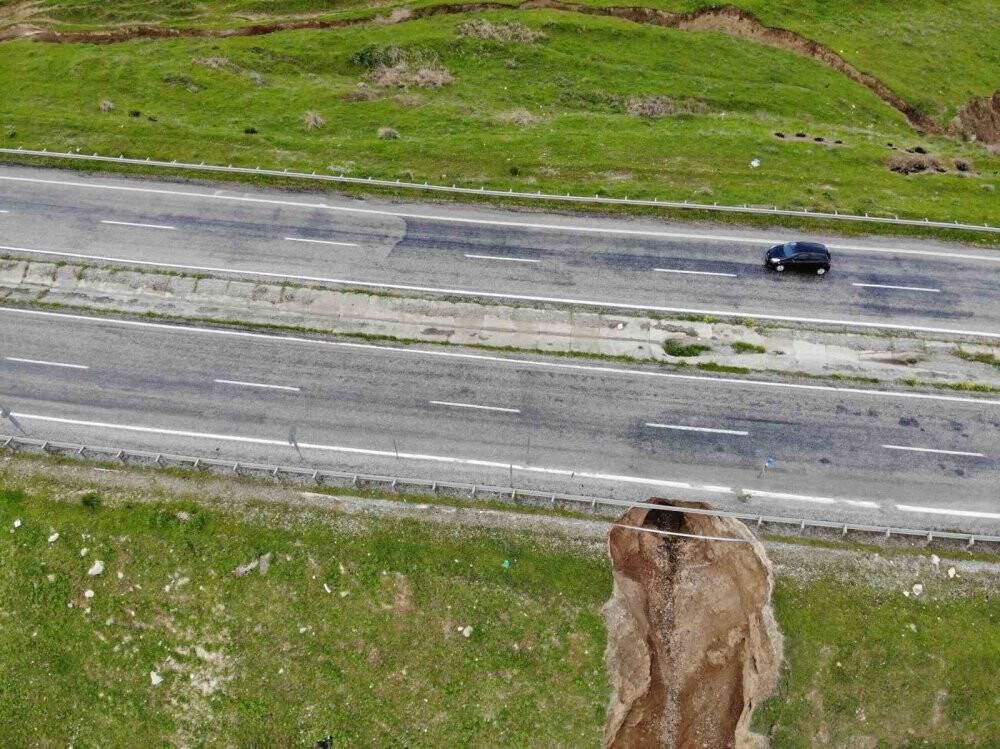 Batmada karayolunda göçük