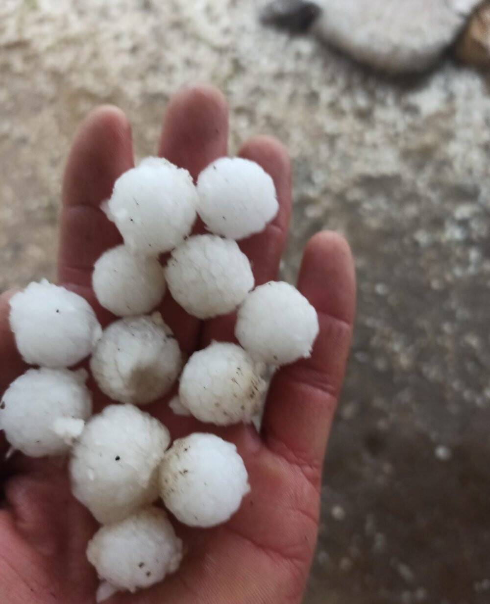 Ceviz büyüklüğünde dolu yağdı