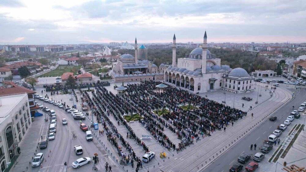 Konya'da binlerce kişi bayram namazında Mevlana Meydanı’nda buluştu
