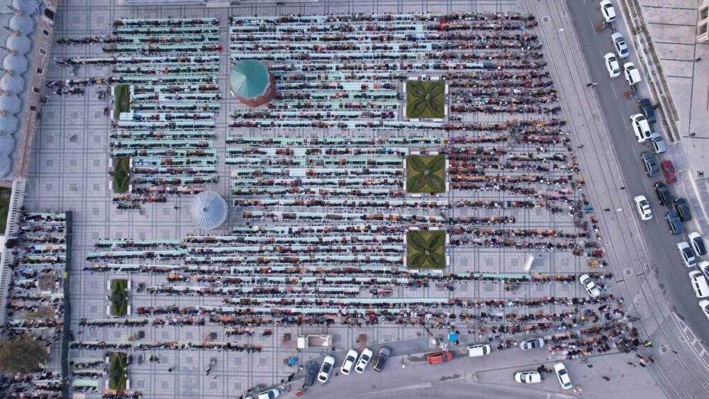 Konya'da binlerce kişi bayram namazında Mevlana Meydanı’nda buluştu