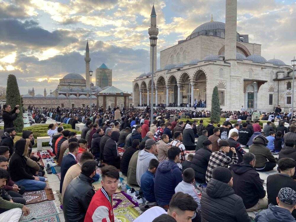 Konya'da binlerce kişi bayram namazında Mevlana Meydanı’nda buluştu