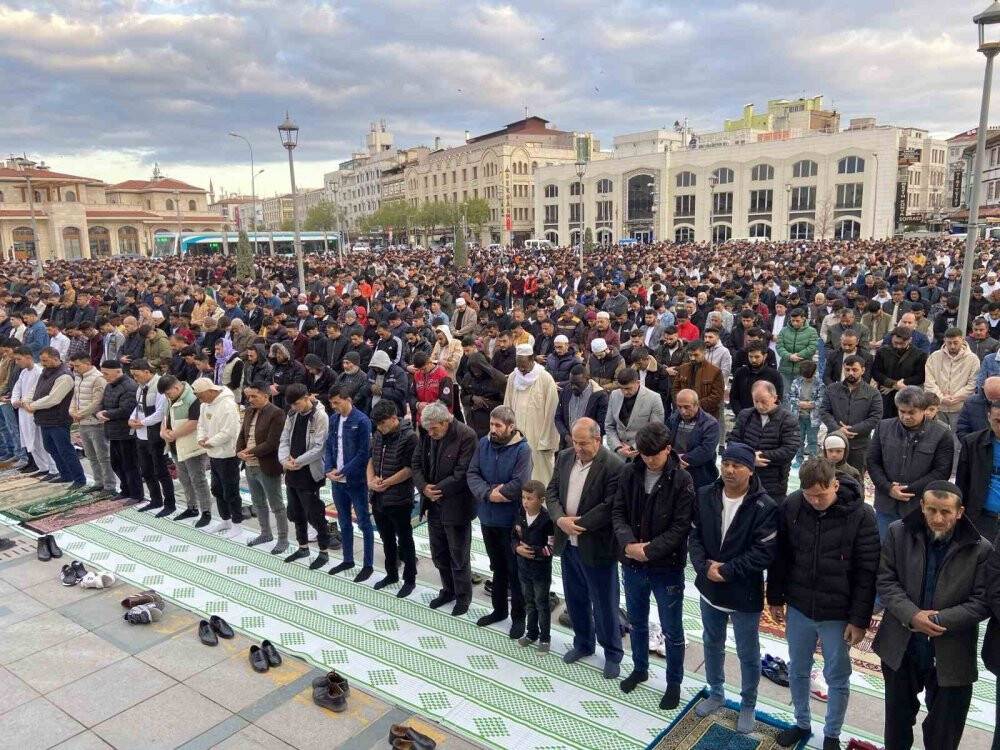 Konya'da binlerce kişi bayram namazında Mevlana Meydanı’nda buluştu