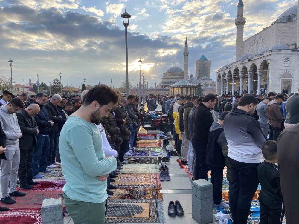 Konya'da binlerce kişi bayram namazında Mevlana Meydanı’nda buluştu