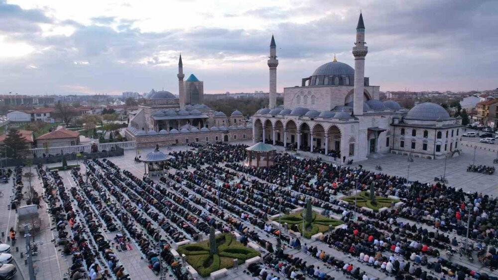 Konya'da binlerce kişi bayram namazında Mevlana Meydanı’nda buluştu