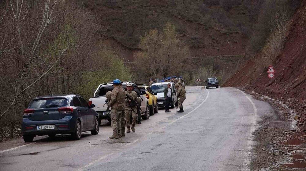 Otomobil çaya uçtu: 3 genç kayıp